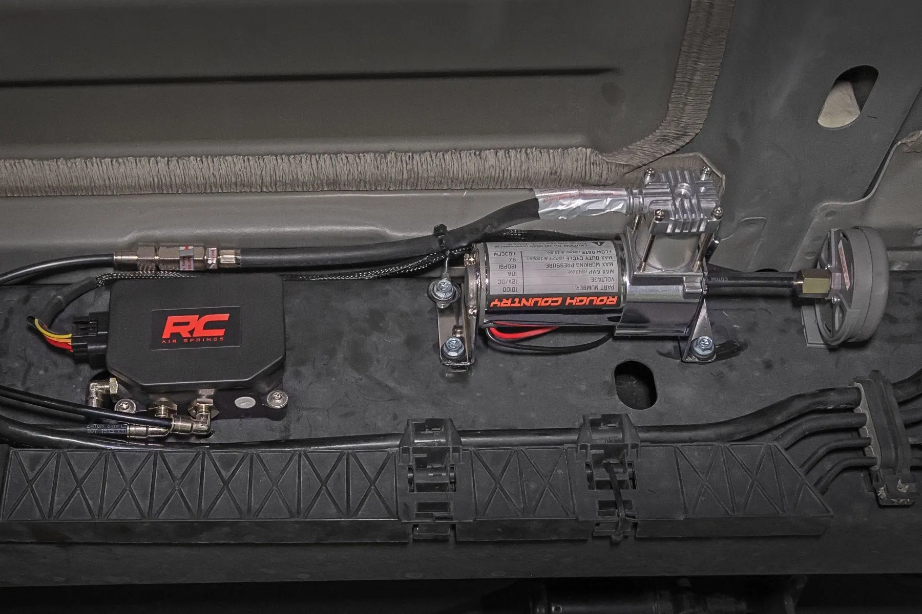 ROUGH COUNTRY Air Spring Kit w/compressor | Wireless Controller | Ford F-250/F-350 Super Duty (17-22)  PT#: 10021WC